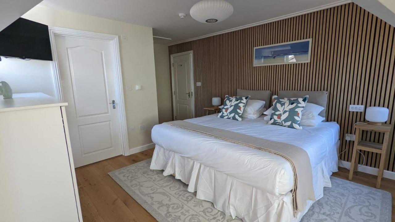 Deluxe Double Room with Partial Sea View