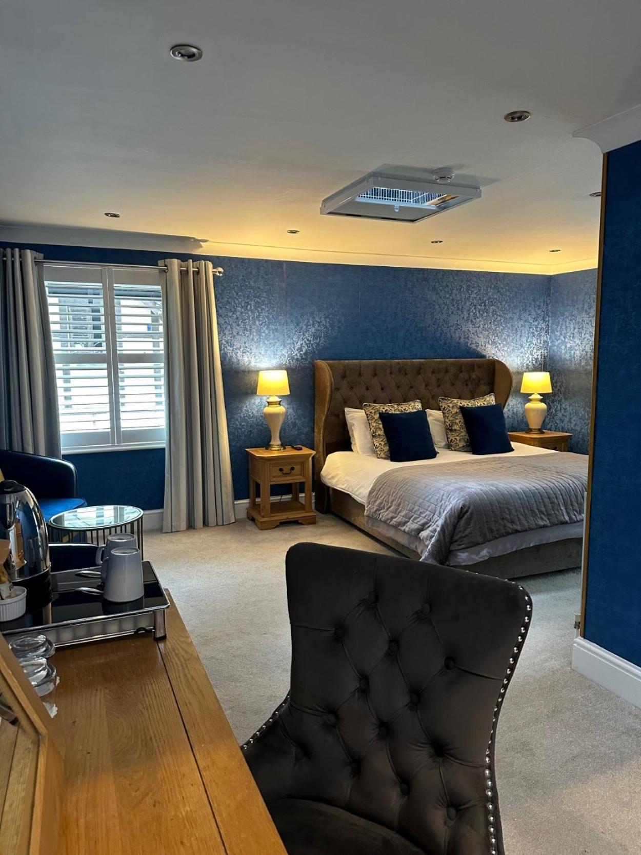 Executive Suite,1622107240:JPEG