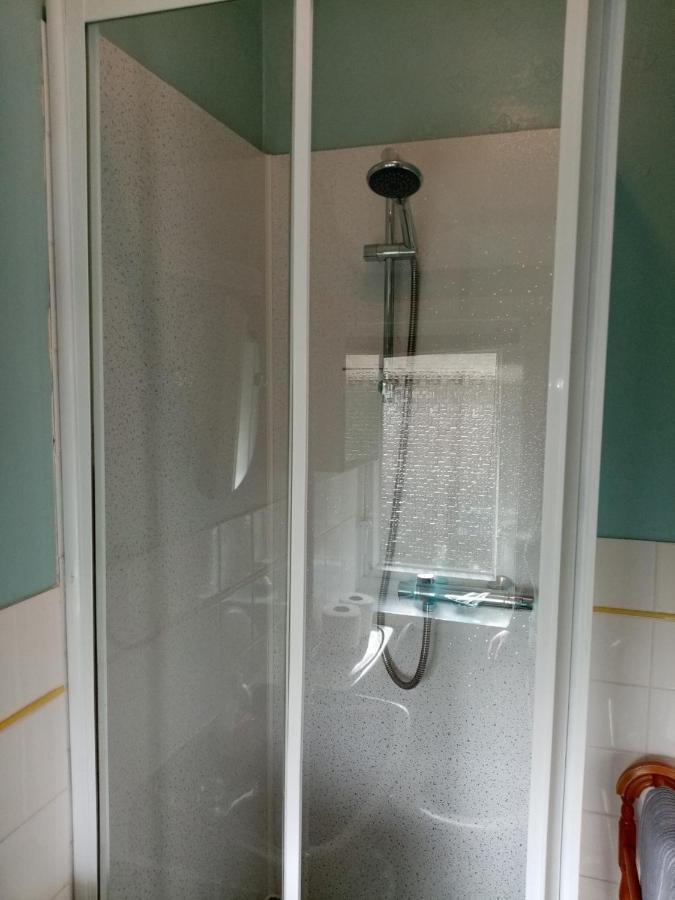 Tweepersoonskamer met 2 Aparte Bedden en Eigen Badkamer