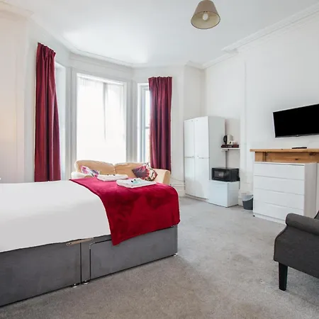 Oyo The Lodge Bournemouth-3
